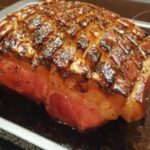 Costra de cerdo asado sobre chucrut