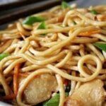 Fideos fritos con pollo