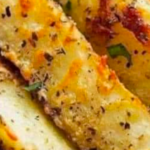 CUÑAS DE PATATA CON AJO Y PARMESANO AL HORNO