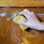 El truco genial para quitar la grasa de los muebles de la cocina