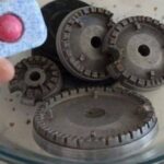 Cómo limpiar los quemadores de la estufa con pastillas para lavavajillas