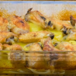 Alitas de pollo al horno con patatas: la comida sabrosa