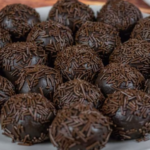 Brigadeiro: la deliciosa receta de postre para hacer trufas de chocolate brasileñas