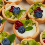Tartaleta de frutas y nata: ¡las cestas coloridas y deliciosas!