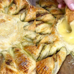 Girasol de hojaldre salado: la deliciosa receta con pesto y queso