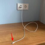Nunca dejes tu cargador enchufado a un enchufe sin tu teléfono. Aquí tienes tres razones principales.