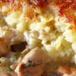 Pollo con champiñones al horno bajo una capa de patata