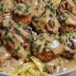 Albóndigas en salsa cremosa de champiñones con tagliatelle
