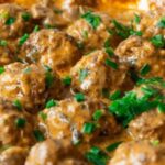 Albóndigas con Salsa Cremosa de Champiñones – Un Clásico Caliente