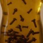 🧴 Agrega clavo de olor al aceite de bebé y observa los resultados: 11 buenas razones para usarlo a diario