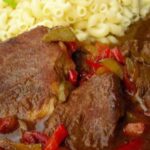 Cerdo Asado Gitano. Este plato se cocina principalmente en los meses de verano, cuando tenemos todo de la huerta.