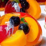 Vasitos de gelatina de fruta fresca con base de sandía