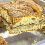 Pastel de plátano brasileño con azúcar y canela