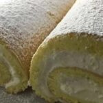 Bizcocho enrollado con crema de café: una receta ligera, aromática y lista en un instante.