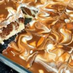 Receta de tarta de queso en taza con cacao “marmolado” y glaseado de chocolate