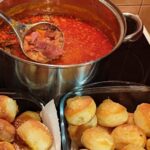 Sopa de Frijoles con Chuletas de Cerdo Ahumadas, Queso y Tortitas de Sésamo