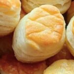 Se está preparando un pequeño scone de patata. La receta está en los comentarios.