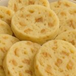 Dumplings en taza hechos con panecillos duros: rápidos y deliciosos