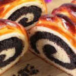 Rollitos de semillas de amapola suaves con un sabor delicado: un postre para acompañar el café