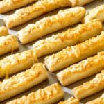 Deliciosos palitos de queso desmenuzables. Horneamos al menos 3 porciones.
